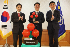 <b>김민석 총리</b>, <b>사랑의 열매 기부</b>